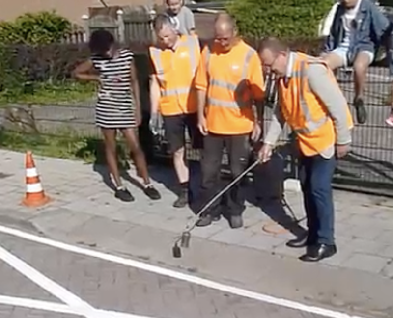 Wethouder Rijn helpt onkruid aanpakken